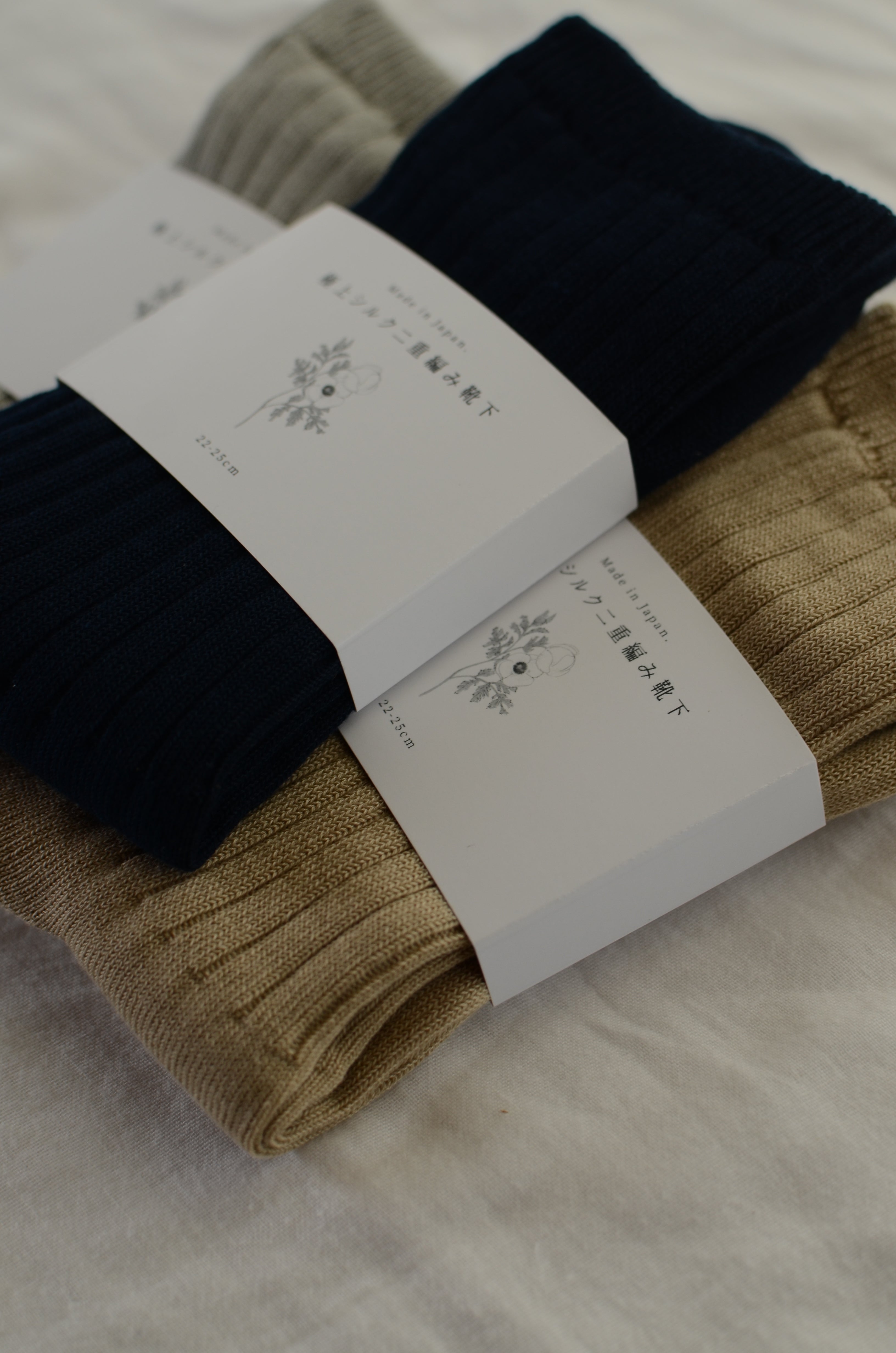 Smooth and comfortable, finest silk double socks 